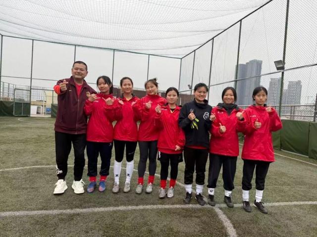 无声亦滚烫：“戴爸”和他聋人女足的孩子们