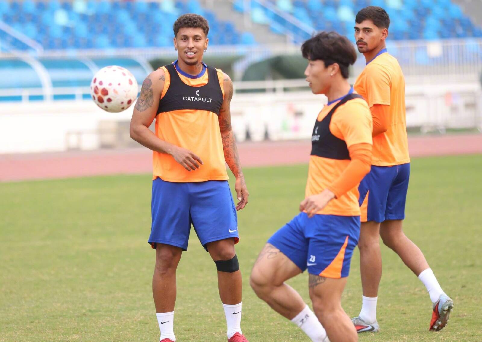 世界杯高清观看-泰山队赛季球衣号码有变化 彭啸改穿3号 谢文能变7号